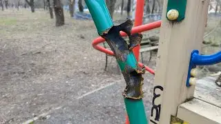 Житель Херсона показывает детскую площадку, что с ней не так?