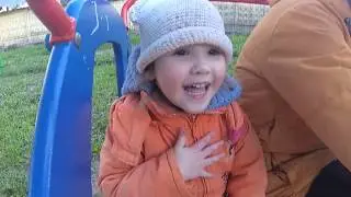 Алиса гуляет на площадке и РАСПАКОВЫВАЕТ ИГРОВОЙ НАБОР ЦВЕТЫ