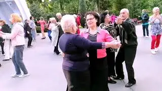 В белом платье с пояском Танцы в парке Горького Сентябрь 2021