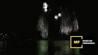 Магия огней салюта в ночном небе