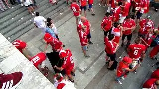 ЧМ 2018 фанаты, 26.06.2018 датские фанаты убирают пивной мусор за собой на Манежной площади