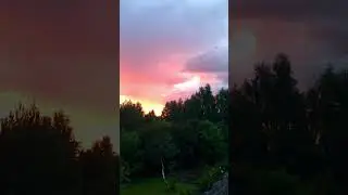 Глаз в небе. Облачный закат на даче.
