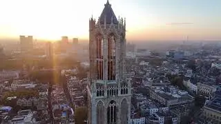 Domtoren vanuit de lucht bij zonsondergang