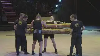 Силачи в цирке. Circus strongmen.