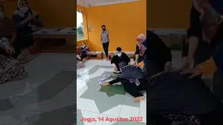 Menggoreng Uang, Ibu2 Berebut Menyerok uang