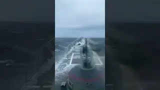 Fragata clase "Santa María" navegando con mar gruesa