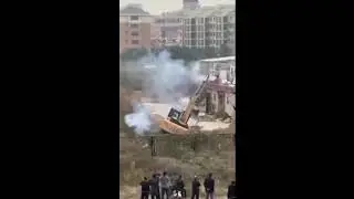 Жесть - сумасшедшие китаец взорвал эвакуатор из фейерверка. Мощный прикол. Ржач.