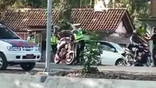 Freestyle King dijalanan !!!  (Gawe Iklan) tilangan