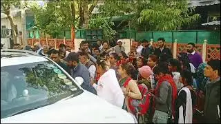बडी खबर महिला  युवा मित्रों ने मंत्रीजी कि गाड़ी का किया घेराव
