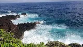 Powerful ocean waves in Hawai'i