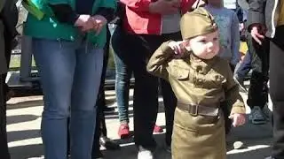 Девочка отдает честь. Ретро поезд 2019.