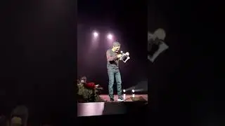 Фирменный жест Юры Шатунова 