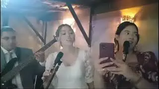 NOIVOS CANTAM EM SEU CASAMENTO 