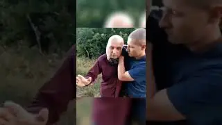 Освобождение от захвата за шею сбоку.