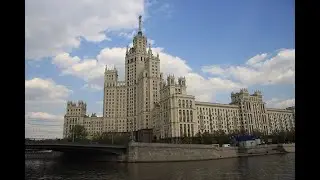Котельническая набережная  Москвы с высоткой на слиянии рек Яузы и Москвы
