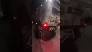 на пузико присел