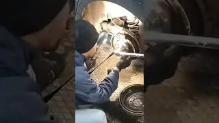 Replacing the rear hub of a Polo in 51 seconds.