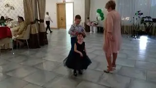 Ярик и Даша танцуют