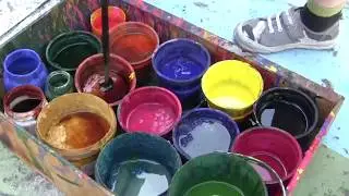 Дети рисуют у дедушки в мастерской