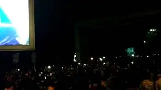 Народ поет и ждет своих героев