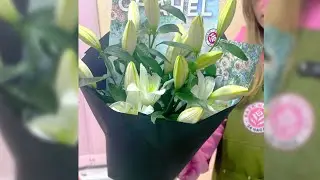 Пять веток лилий в дизайнерской упаковке.
