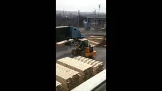 Разгрузка леса фронтальным погрузчиком Boulder WL33H с навесными паллетными вилами