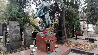 Зоя Космодемьянская на Новодевичьем.