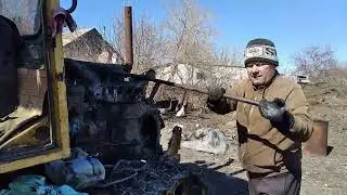 Ремонт трактора  продолжается.