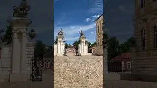 В замке