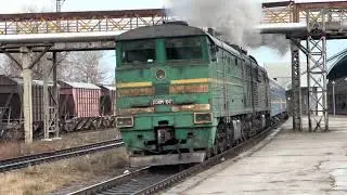 Двухсекционный тепловоз 3ТЭ10М-1047А / 1260Б с пассажирским поездом