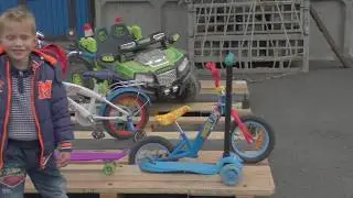 Обзор Игрушек Тест Драйв Зеленой Машины Заводим Мотор Детское Видео