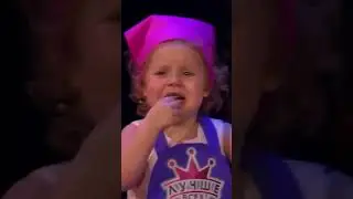 Девочка испугалась камеры диназавр😂😂😂😂