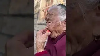 les meilleurs vidéos de chine.. Grand mère avec sa fraise! 😅