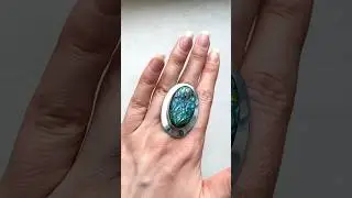 Кольцо с лабрадором овальное резьба на руке 1708 