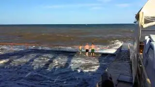 Алушта.Фееричное  шоу  тройки отважных крымчан во время шторма?