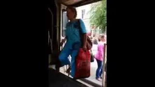 Как закрываются двери в публичном транспорте в Канаде и Молдове