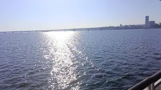 На теплоходе музыка играет...