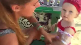 Меланьи делают временное тату))) Hello Kitty. Tattoo