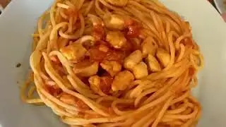Аппетитные спагетти в томатном соусе с курицей.