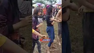 Cewek kaget dikira mau diapain pas kesurupan kuda lumping 