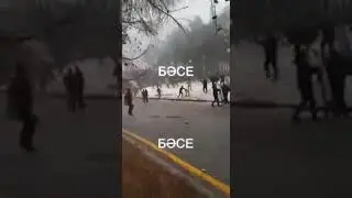 Нимаи дуюми имрӯз дар Алмаато эътирозгарон бо нерӯҳои амниятӣ ҳамин тавр задухӯрд карданд.