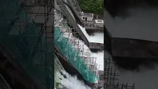 СБРОС ВОДЫ НА ПЛОТИНЕ ВЕТТИНГЕНА, ШВЕЙЦАРИЯ
