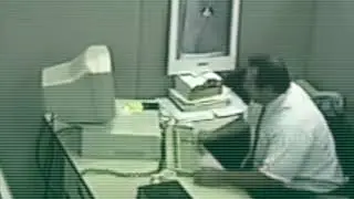 Uomo distrugge computer in preda alla rabbia! Man destroys computers in anger!