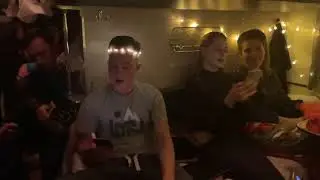 Рождество, Рождество! Пение молодёжи в поезде.