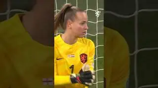 World class save Daphne van Domselaar vs. England! 😮‍💨 