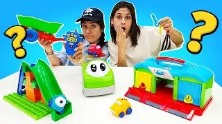 Oyuncak arabalar videoları - Ümit, kaybolan mavi arabayı buluyor - Ayşe ve Ümit ile oyun videoları