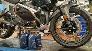BMW R 1300 GS Oil change in the engine