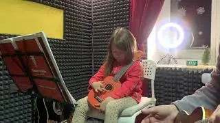 Урок укулеле с нашей маленькой ученицей