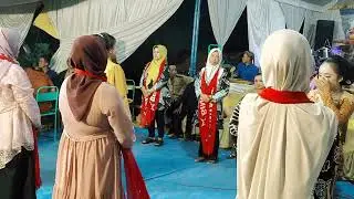 Cowok ga bisa tayub hehehe kurang macho.. masa' kalah sama ibu ibu yg gawul ini . 😀😀