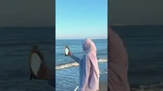 в море